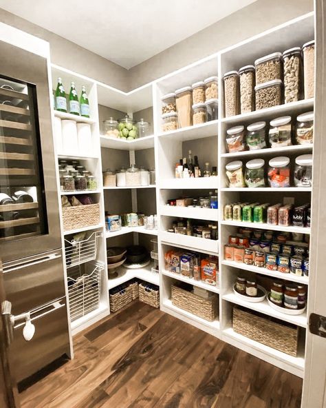 Pantry Organization Inspo! A beautifully organized pantry is a dream come true, with neatly arranged baskets, lazy susans, and clear containers creating a seamless, clutter-free space. The baskets add texture and warmth, while the containers showcase ingredients with precision, making everything easily accessible. Every item has its place, turning the pantry into a visually pleasing, functional masterpiece! ✨ How gorgeous is this pantry from @argirgirl !!! #pantry #pantrygoals #pantryorgan... Pantry Goals, Laundry Pantry, Laundry Mudroom, Clear Containers, Dream Pantry, House Pantry, Pantry Laundry, Organized Pantry, Pantry Organisation