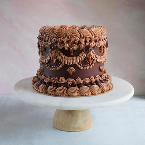 Victorian Piping Is The Next Big Cake Trend Victorian Cakes, Bolo Vintage, Chocolate Cake Designs, Vintage Birthday Cakes, Cake Piping, Vanilla Flavor, Birthday Cake Chocolate, Big Cakes, Cake Decorating Designs