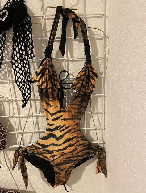 Reversible👙Trikini: One side Tiger🐯One side Black🖤; Designed by me and handmade in 🇨🇴 Colombia Welcome to the Jungle Trikini to show off your style this Summer🖤2 in 1 One side for when you're feeling wild🐅and one side when you're feeling classic🖤 90s Bikinis Vintage, Back Tattoo Full, Tiger Print Outfits, Bathing Suits For Body Types, Cheetah Print Swimsuit, Y2k Swimsuit, 2 Piece Sets, Welcome To The Jungle, Cute Bathing Suits