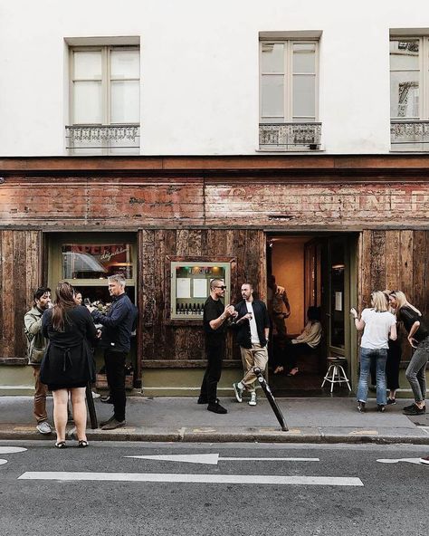 Natural wines have grown in popularity across the globe, and France is no exception. Discover the best natural wine bars in Paris here! (Photo by @everydaycities_) #hipparis #paris #france #wine #bar #winebar #naturalwine #organicwine #organic #bio Bars In Paris, Wine And Coffee Bar, Paris Bars, Coffee/wine Bar, Paris Honeymoon, Wine Recommendations, Wine Bars, Organic Aesthetic, Serving Wine