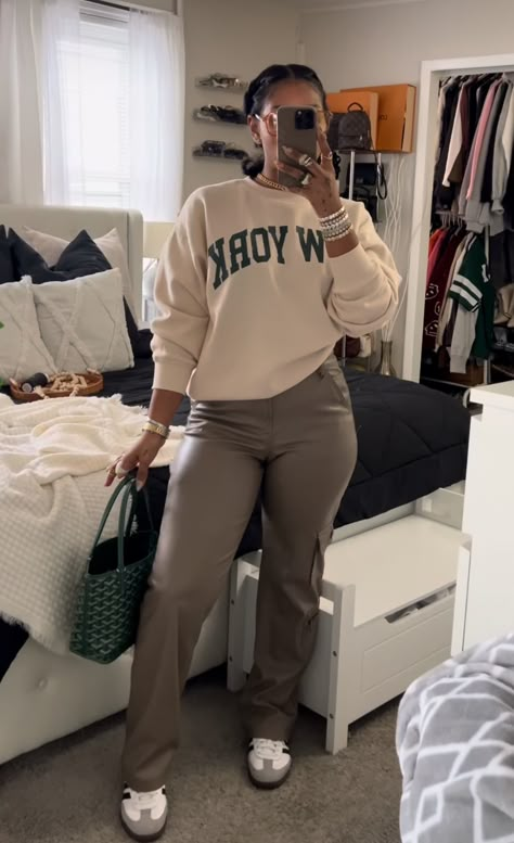 Tracee Ellis Ross Casual Style, Chill Fall Outfits Casual, Fall Outfits Women 2024 Work, Casual Work Outfit With Sneakers, Class Outfit Inspo College, Comfortable Date Outfits, Winter Chill Outfits Black Women, Fall Sneaker Outfits Black Women, Ugg Slippers Outfit Black Women