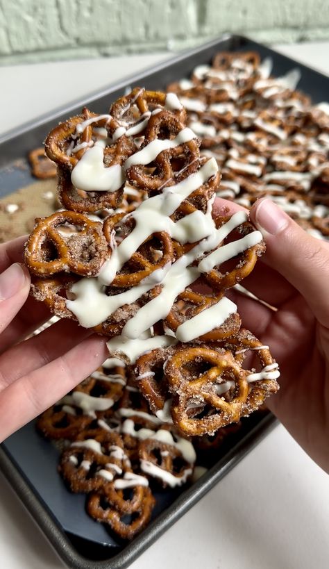 Cinnamon Roll Pretzels Pretzel Brittle, Cinnamon Pretzels, Flavor Combos, Cinnamon Sugar Pretzels, Pretzel Snacks, Pretzel Treats, Candy Ideas, Pretzels Recipe, Cinnamon Swirl