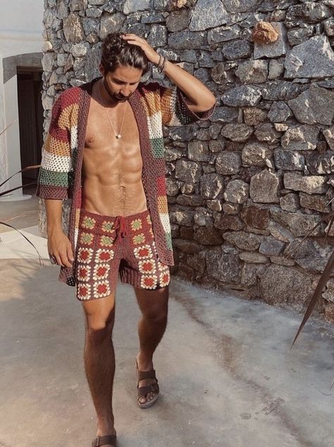 Crochet Outfits For Men, Crochet Mens Shorts, Beach Outfit Men, Festival Outfits Men, Crochet Men, Beachy Outfits, Shorts Crochet, Multicolor Knit, Mode Crochet