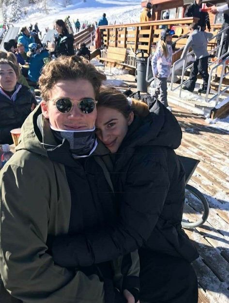 Ski Trip Aesthetic, Mother Baby Photography, Mountain Couple, Ski Aesthetic, Trip Aesthetic, Friends Picture, Dream Future, Snow Trip, Aesthetic Couple