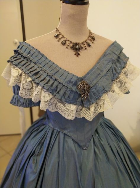 Victorian Ball Gowns, 1860s Dresses, Victorian Era Dresses, 1800's Dress, 1850s Fashion, 1800s Fashion, Old Fashion Dresses, History Fashion, Victorian Clothing