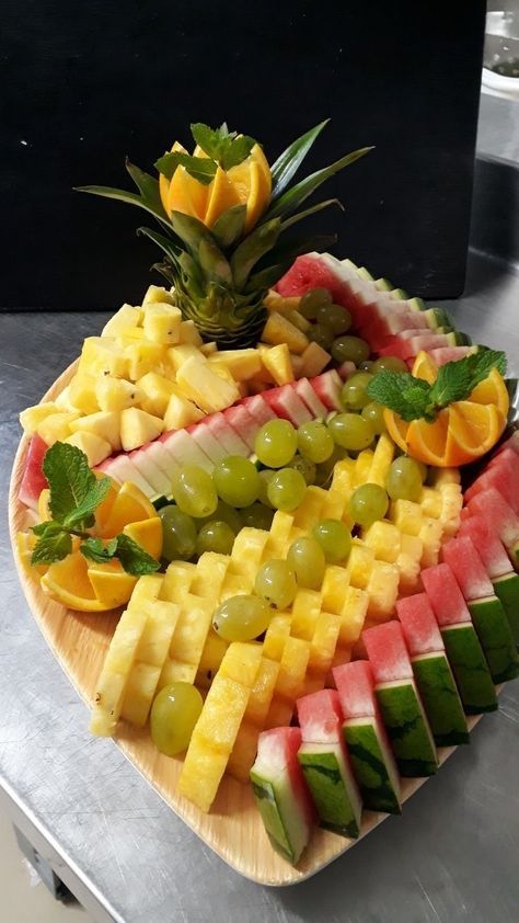 Amazing Food Platters, Fruit Platter Designs, Eating Food Funny, Decorações Com Comidas, Vegetable Platter, Amazing Food Decoration, Fruit And Vegetable Carving, Party Food Buffet, Vegetable Carving