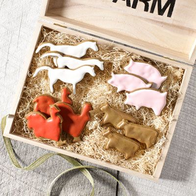 Gingerbread Animal Cookies "Animal Farm" from Country Living. Give a cookie version of someone's favorite book in a box that is made to look like a book could be fun. Cookie Gift Packaging, Edible Holiday Gifts, Farm Cookies, Pig Cookies, Christmas Desserts Easy, Homemade Food Gifts, Christmas Food Gifts, Best Christmas Cookies, Animal Cookies