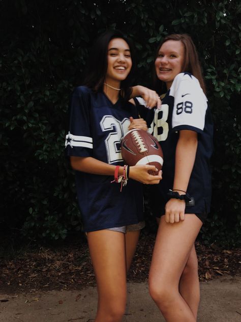 football costume ideas Fun And Easy Halloween Costumes, Football Player Halloween Costume, Costumes For Besties, Halloween Costumes For Besties, Football Halloween Costume, Dora And Boots, Football Halloween, Football Costume, Iconic Duos