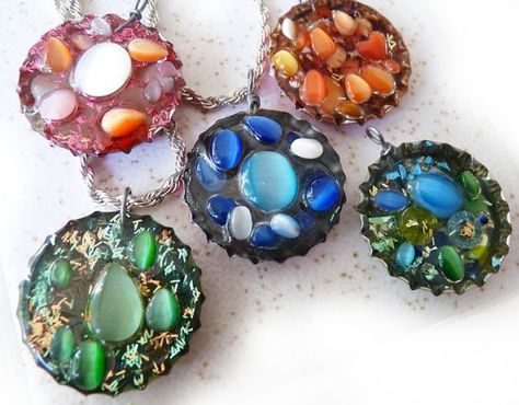 Resin Jewelry Tutorial, Resin Bottle, Market Day Ideas, Bottle Cap Projects, Bottle Cap Jewelry, Bottle Cap Art, Jewelry Box Diy, Bottle Cap Crafts, Resin Jewelry Making