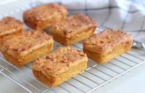 Mini cheesy lentil loaves Baked Oven Recipes, Vegetarian Roast Dinner, Lentil Bread Recipe, Lentil Loaf Recipe, Ww Bread, Lentil Bread, Mini Bread Loaves, Lentil Cake, Vegetarian Roast