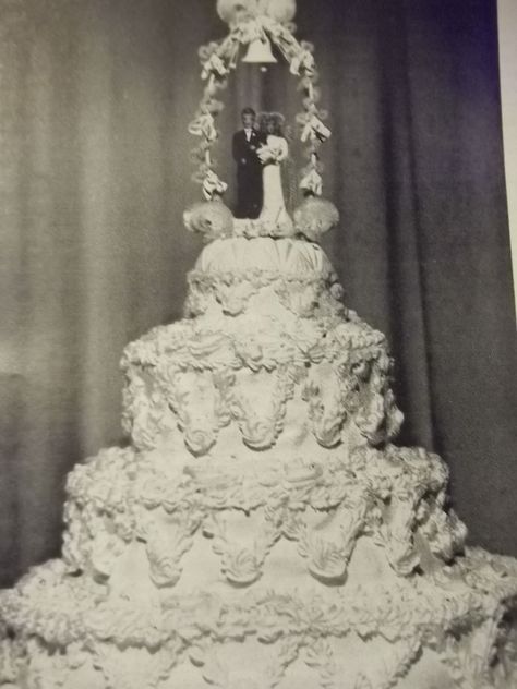 1960 Wedding, Shirley Wilson, Lambeth Cakes, Old School Wedding, Lambeth Cake, British Cake, Old Fashioned Wedding, Cake Techniques, Italian Wedding Cakes