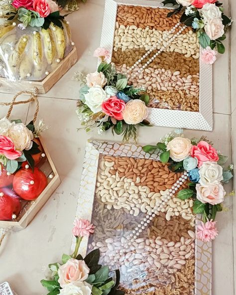 Dry Fruits Tray Decoration, Dry Fruits Plate Decoration Ideas, Engagement Tray Decoration Ideas, Dry Fruits Packing Ideas Gift, Shirni Tray, Roka Decor, Engagement Packing, Engagement Plate, Packaging Hampers