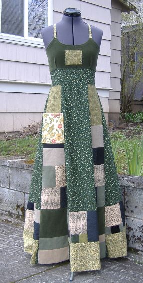 hippie patchwork dress    I love it! I have to make this dress! Patchwork Apron, Patchwork Dresses, Calico Dress, Patchwork Pants, Patchwork Clothing, Patchwork Clothes, Mode Hippie, Crocheted Hats, Trendy Sewing