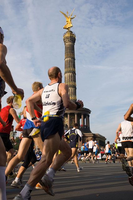 Berlin Jogging Aesthetic, Berlin Marathon, Fitness Vision Board, Race Party, Marathon Training Plan, Sports Aesthetic, Runners World, Boat Race, Half Marathon Training