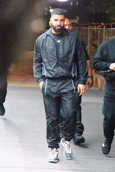 Drake wearing Nike R Drake wearing Nike React Element 87 Sneakers #Drake Drake Concert Outfit, Drake Style, Celeb Wallpaper, Drake Fashion, Outfits With Jordan 1s Fashion Styles, Rapper Aesthetic, Champagne Papi, Drake Clothing, Drake Concert