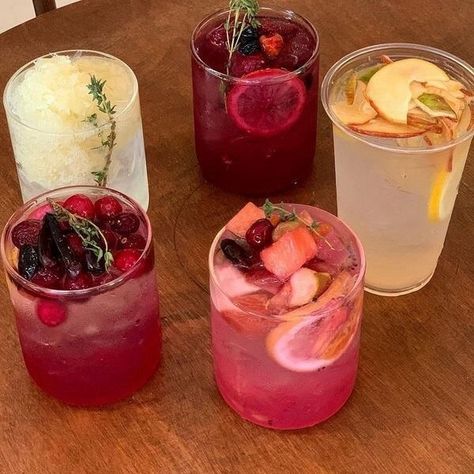 Fancy Drinks, Sea Side, Party Inspo, Pretty Drinks, Think Food, Summer Cocktails, Pretty Food, Mocktails, Food Cravings