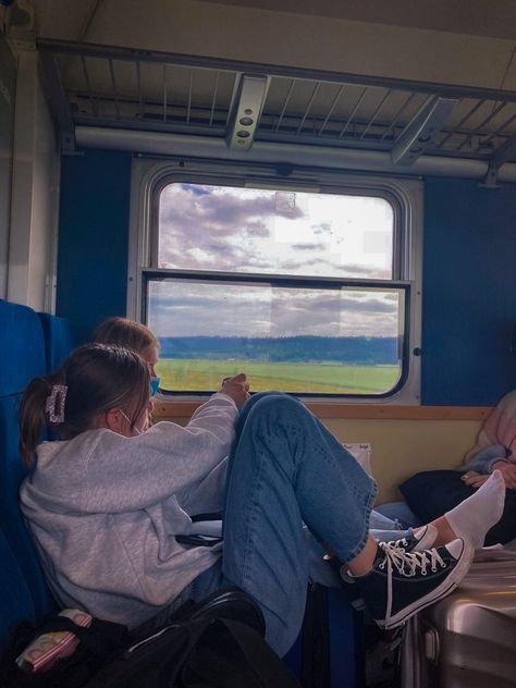 Photos In Train Ideas, Travelling Aesthetic Friends, Travelling By Train Aesthetic, Travel Aesthetic Clothes, Train Friends Aesthetic, In The Train Aesthetic, Train Picture Ideas, School Trip Aesthetic Outfits, Traveling By Train Aesthetic