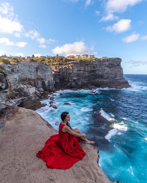 The beautiful Diamond Bay Reserve⁣ 😍 ⁣ ⁣ With excellent views over dramatic cliffs, Diamond reserve is an extremely beautiful place. Every other corner has a breathtaking view. You can see all shades from aqua to indigo in the distance. And hello there, the Pacific Ocean!!⁣ The best time to visit this place is at sunrise or at around 4-4:30 pm when there is still sunlight on the cliffs. Sydney Itinerary, Sydney Travel Guide, Sydney Australia Travel, Things To Do In Sydney, Victoria Building, Las Vegas Airport, Instagram Places, Sydney Travel, Harbor Bridge