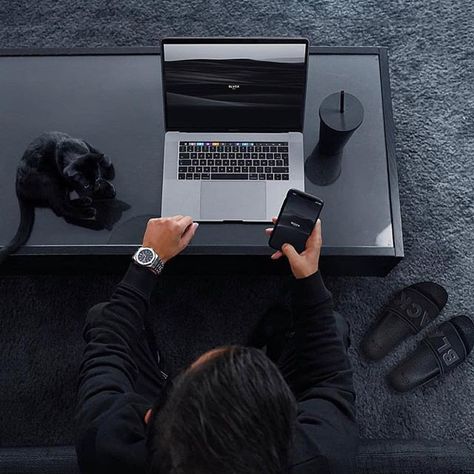 Dark mode Via: @anckor  #airya #airyahq Minimal Office Decor, Minimal Office Desk, Minimal Office Design, Minimal Home Office, Workspace Desk, Minimalist Desk, Desk Goals, Modern Office Design, High Tech Gadgets