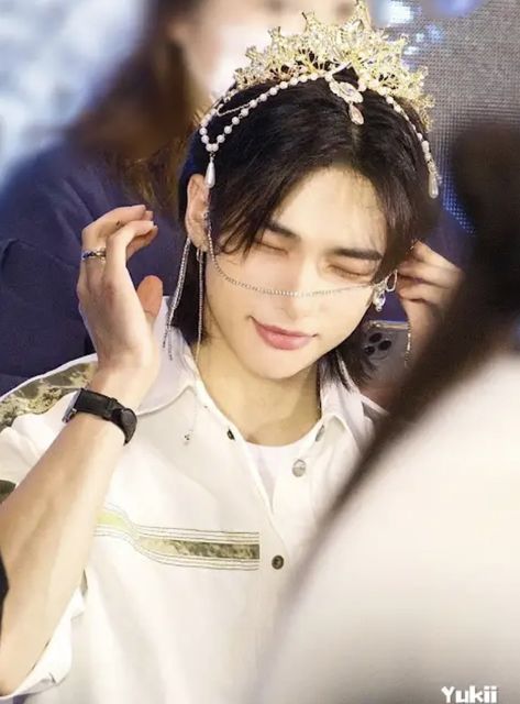 Hyunjin Crown, Hyunjin Met Gala, Stray Kids Crowns, Hyunjin Face, Face Chain, Kids Headbands, Pop Photos, Kings Crown, Princess Crown