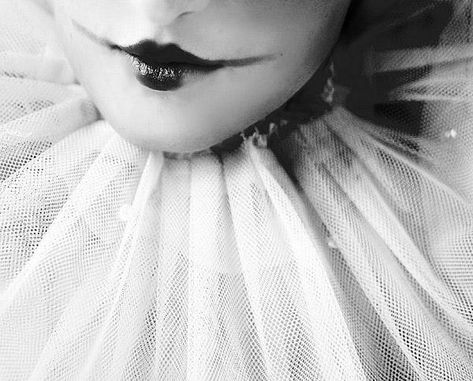 Victorian Theater Aesthetic, Pierrot Clown Aesthetic, Black And White Clown Aesthetic, Vintage Clown Aesthetic, Evil Pirate, Victorian Clown, Clown Goth, Goth Clown, Pierrot Costume