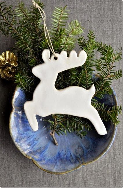 white reindeer ornament in simple display Christmas Decoration Ceramic, Ceramic Animal Ornaments, Christmas Tree Ceramic Decoration, Pottery Minimalist, Ceramic Reindeer, Reindeer Ceramics, Christmas Pottery, Book Crafts Diy, Ceramic Christmas Decorations