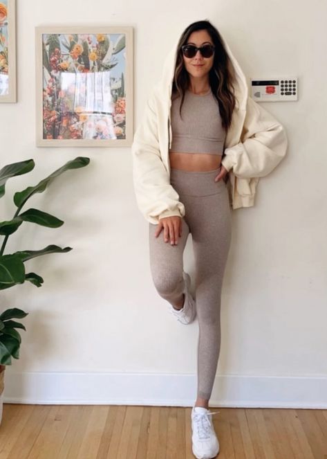 21 Fall Athleisure Outfits to Mix and Match - Headstands and Heels Athleisure Fashion Summer, Beige Athleisure Outfit, Matching Athleisure Outfits, Soft Autumn Athleisure, Athleisure Outfits Summer 2023, Fall Gym Outfit, Fall Gym Outfits, Fall Athletic Outfits, Athlesuire Outfit