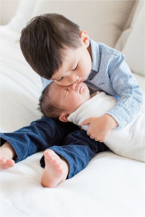 Brother And Brother Photo Ideas, Newborn Photoshoot With Brother, Newborn And Brother Photography, Newborn Brother And Big Brother, Baby Boy Newborn Pictures With Sibling, New Sibling Pictures, Newborn Big Brother Pictures, Newborn And Brother Pictures, Brothers Newborn Pictures