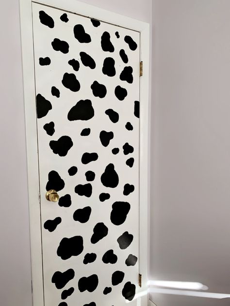 Closet Painting Ideas Aesthetic, Painted Closet Doors Aesthetic, Bedroom Door Decor Ideas, Door Decor Bedroom, Cow Print Bedroom, Cow Bedroom, Indie Painting, Cow Print Door, Cow Print Wall