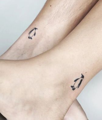 Penguins Tattoo Couple, Penguin Tattoos Couple, Couples Tattoos Aesthetic, Penguin Outline Tattoo, Penguin Line Tattoo, Little Penguin Tattoo, Tattoo Partner Couple, Emperor Penguin Tattoo, Pinguin Tattoo Minimalist