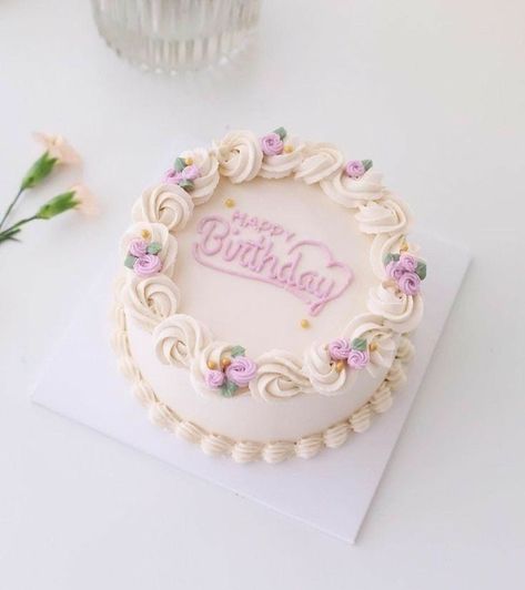 Heb Birthday Cake, Pastel Cake Ideas Simple, Simple 6 Inch Cake, Pretty Buttercream Cakes, April Birthday Cake Ideas, Small Cake Design Birthdays, Birthday Cake For Mom Simple, Simple Elegant Cakes Birthday, Mini Birthday Cake Ideas For Her