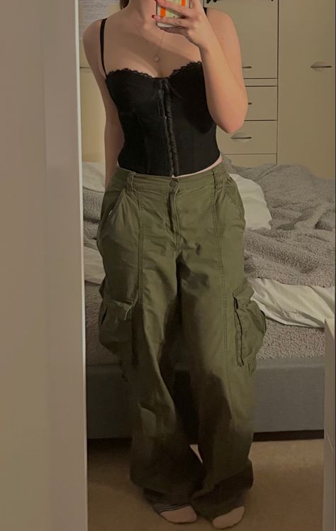 #aesthetic #corset #cargos #outfits Sweat Pants And Corset Outfit, Corset Top Cargo Pants Outfit, Corset Cargo Outfit, Cargo And Corset Outfit, Cargos Outfits, Guts Outfit, Cargo Corset, Big Pants Outfit, Aesthetic Corset