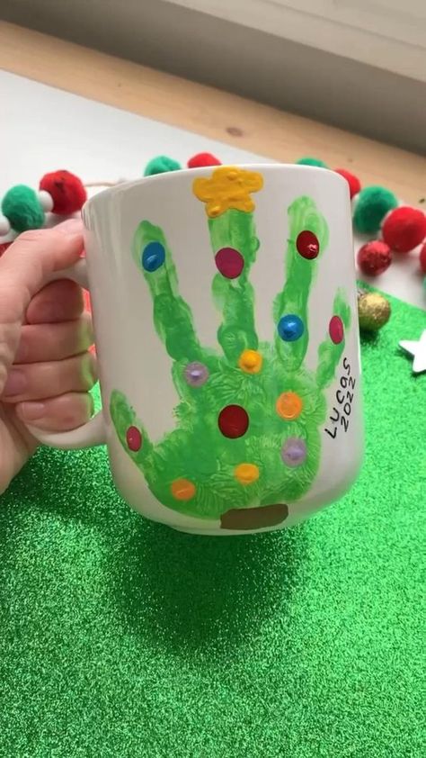 Baby Christmas Crafts, Christmas Handprint, Handprint Christmas, Preschool Christmas Crafts, Christmas Gifts For Parents, Toddler Arts And Crafts, Fun Christmas Crafts, 12 December, Daycare Crafts