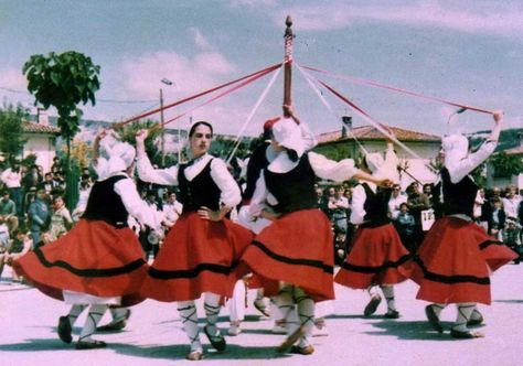 Basque dance May Pole, Asturian, Dance Dance Revolution, Bay Of Biscay, Mythology Books, A Group Of People, Spanish Culture, Northern Spain, Queen Fashion