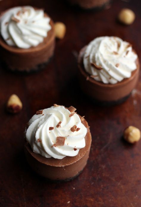 Mini Nutella Cheesecakes - Confessions of a Confectionista Cheese Deserts, Simple Chocolate Chip Cookies, Nutella Dessert Recipes, Mini Cheesecake Pan, Cheese Desserts, Mini Nutella, Mini Cheesecake Recipes, Nutella Desserts, Cheesecake Mini