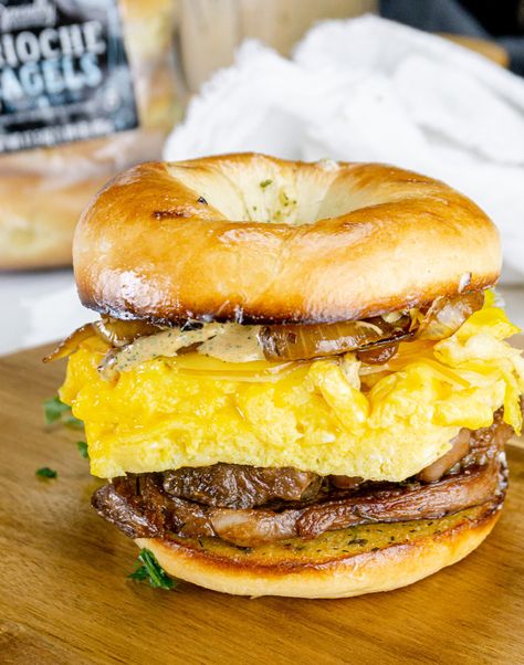 Egg Bagel Sandwich, Egg Bagel, Eggs Cheese Breakfast, Steak Eggs, Egg Sandwich Recipe, Steak Breakfast, Breakfast Sandwich Recipes, Amazing Meals, Cheese Breakfast