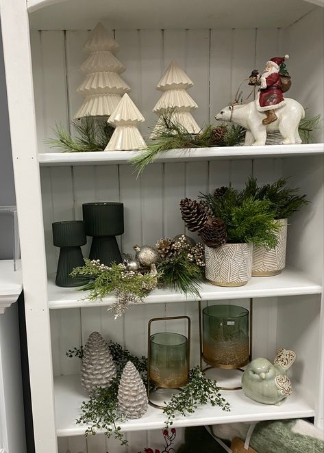 Decorating Shelves Christmas, Kitchen Shelf Decor Christmas, Christmas Decorations Bookshelves, Christmas Decorated Bookshelves, Christmas Bookshelf Decor Living Room, Small Shelf Christmas Decor, Christmas Ladder Shelf Decor, Christmas Decorated Shelves, Christmas Wall Shelf Decor Ideas