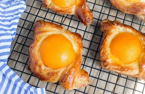 Apricot Danish Pastries 杏桃丹麥酥(麵包) | Very shiny and beautiful apricot Danish pastries, with buttery, fluffy pastry. Filled with pastry cream and top with apricot. Lovely and delicious treat for any time that you can make at home. @mrspskitchen1 Peach Danish, Apricot Danish, Danish Pastry Recipe, Fluffy Pastry, Homemade Danish, Danish Pastry Dough, Danish Recipes, Danish Pastries, Pastry Cream Recipe