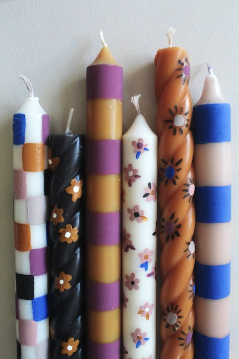 Easy Hand-Painted Taper Candles For Fall Painting Candlesticks Diy, Painted Pillar Candles Diy, Candlestick Painting Ideas, Candle Making Girls Night, Decorate Pillar Candles, Candle Painting Inspiration, Paint Taper Candles, Things To Make With Sticks, Paint Taper Candles Diy