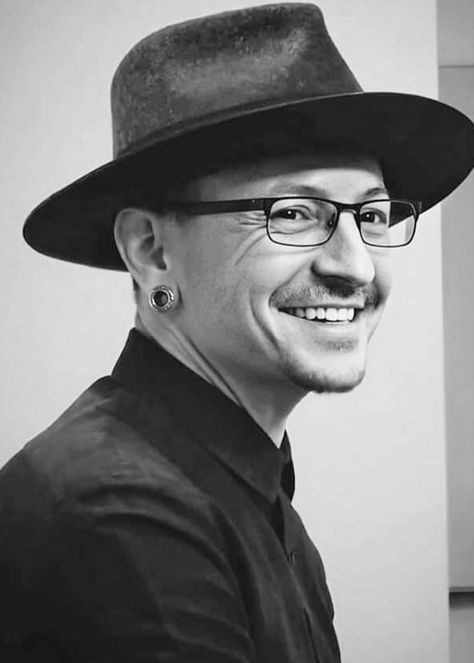 Chester Bennington Chester Bennington Tattoo, Linking Park, Charles Bennington, Linkin Park Chester, Mike Shinoda, Chester Bennington, Lincoln Park, Music Heals, Face Expressions