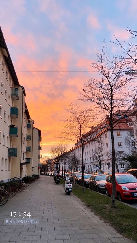 Sunset Instagram Stories, Munich Travel, Germany Photography, Photography Posing Guide, Munich Germany, Story Inspiration, City Aesthetic, Germany Travel, Travel Stories