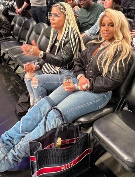 Couples Cabin Trip, Mary J Blige 90s Fashion, Mary J Blige 90s, Mary J Bilge, Business Casual For Work, Best Friend Fashion, Bobbi Kristina, Family Culture, Sporty Chic Style