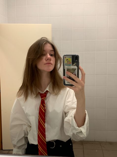 Gryfindor Girl Uniform, Gryffindor Robes Aesthetic, Gryffindor Uniform Female Aesthetic, Hogwarts Clothes Gryffindor, Gryffindor Outfits Aesthetic, Red Tie Outfit Aesthetic, Gryffindor Outfit Uniform, Griffindor Outfits Aesthetic, Hermione Outfits Aesthetic