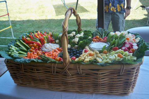 Big Veggie Basket! <3 Bridal Garden Party, Veggie Display, Vegetable Tray, Vegetable Platter, Catering Display, Food Basket, Baby Baskets, Food Displays, Food Trays