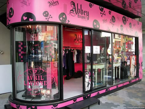 Avril Lavigne Shop in Harajuku Goth Japanese, Trashy Y2k Aesthetic, Houses Minecraft, Popup Shop, Mcbling Fashion, Abbey Dawn, The Best Damn Thing, Harajuku Tokyo, 2000s Emo