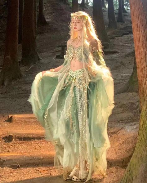 Nature Fairy Dress, Iridescent Fairy Costume, Pastel Fairy Outfit, Fairy Rennaisance Outfits, Light Elf Aesthetic, Nature Inspired Dress Illustration, Tinkerbell Aesthetic Outfit, Nature Fairy Outfit, Fairy Fashion Aesthetic