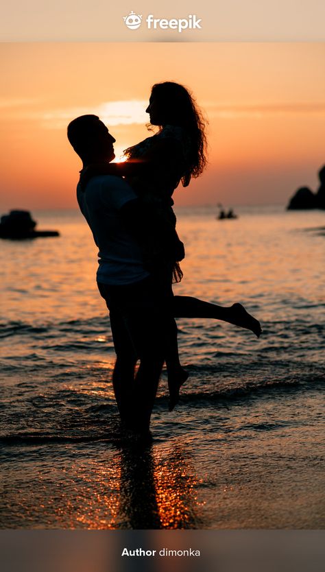 Silhouette D'un Couple Amoureux Au Couch... | Premium Photo #Freepik #photo #personnes #eau #amour #femme Sunset Guy Photo, Sunset Poses, Couple Sunset, Couple Travel Photos, Shooting Couple, A Couple In Love, Couple Beach Photos, Wedding Sunset, Romantic Couple Kissing