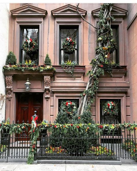 Brownstone Christmas, Upper East Side New York, East Side New York, Window Wreath, House Deck, New York Apartment, Tree Trimming, Upper East Side, White Houses