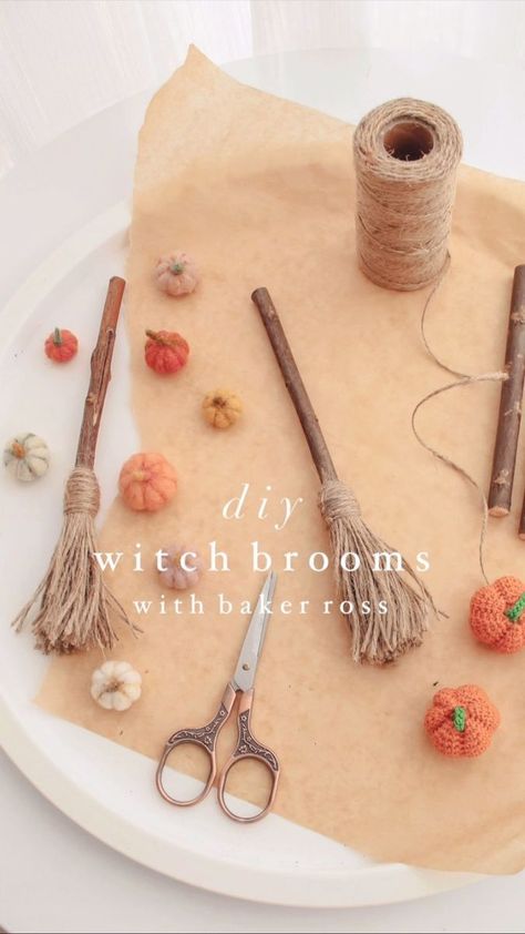 Samhain Decorations, Harry Potter Diy Crafts, Witches Brooms, Halloween Witch Brooms, Halloween Brooms, Fun Halloween Crafts, Witch Diy, Easy Halloween Crafts, Witchy Crafts