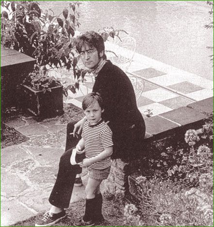 John Lennon and Julian Lennon (in the garden) Cynthia Lennon, Liverpool Legends, Beatles Girl, John Lennon And Yoko, Julian Lennon, John Lennon Beatles, Beatles Pictures, Beatles John, Musical Band